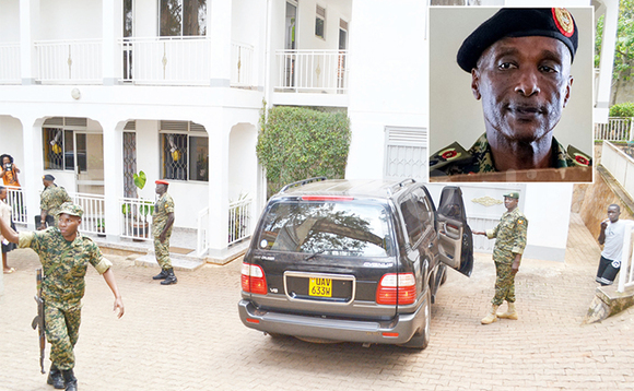 Abaserikale nga baakatuusa Kayihura mu makaage e Muyenga. Mu katono ye Gen. Kale Kayihura. Abaserikale nga baakatuusa Kayihura mu makaage e Muyenga. Mu katono ye Gen. Kale Kayihura.