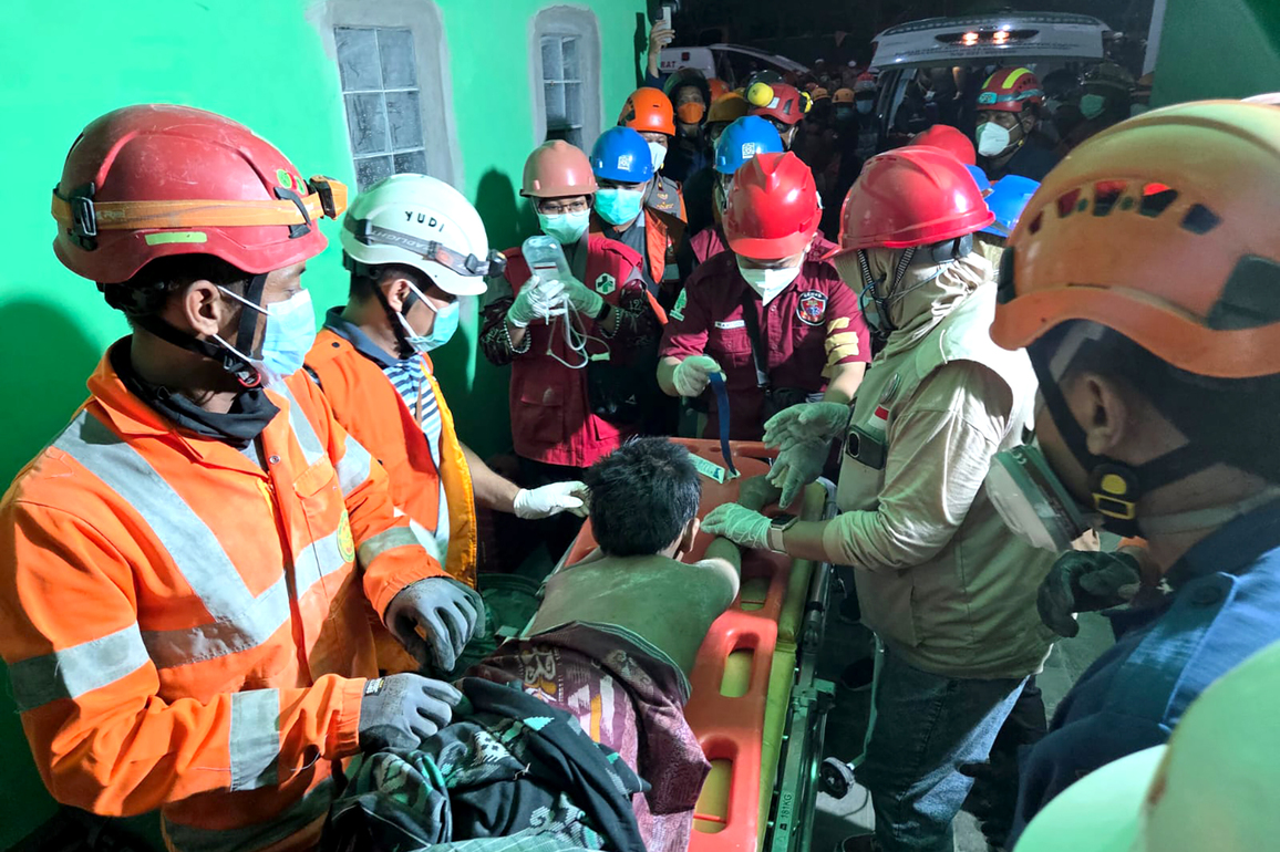 INDONESIA-SIDOARJO-SCHOOL BUILDING-COLLAPSE-RESCUE