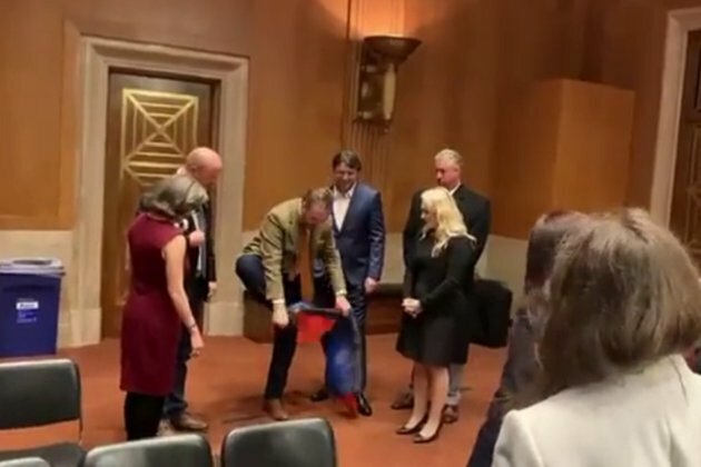 Ukrainians desecrate DPR flag at US Congress
