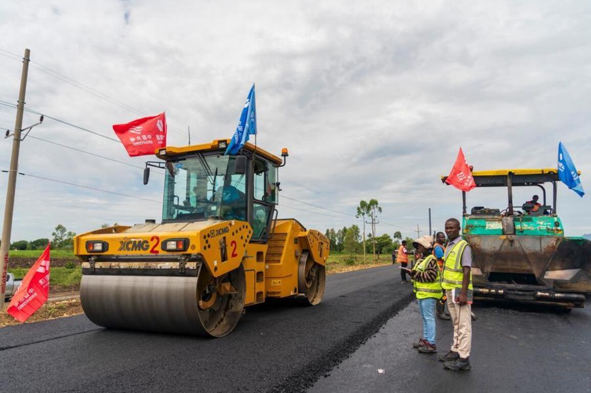 (Hello Africa) Chinese-built "sugar road" empowers development in western Kenya
