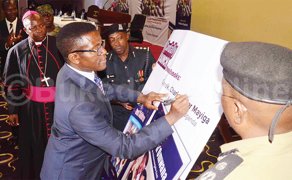 Katikkiro Mayiga ng’atongoza ebitabo ebyawandiikiddwa Kayima. Katikkiro Mayiga ng’atongoza ebitabo ebyawandiikiddwa Kayima.