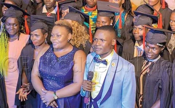 Kusasira (owookusatu ku kkono) ne Siraje ku mukolo gw’amatikkira g’abayizi. Kusasira (owookusatu ku kkono) ne Siraje ku mukolo gw’amatikkira g’abayizi.