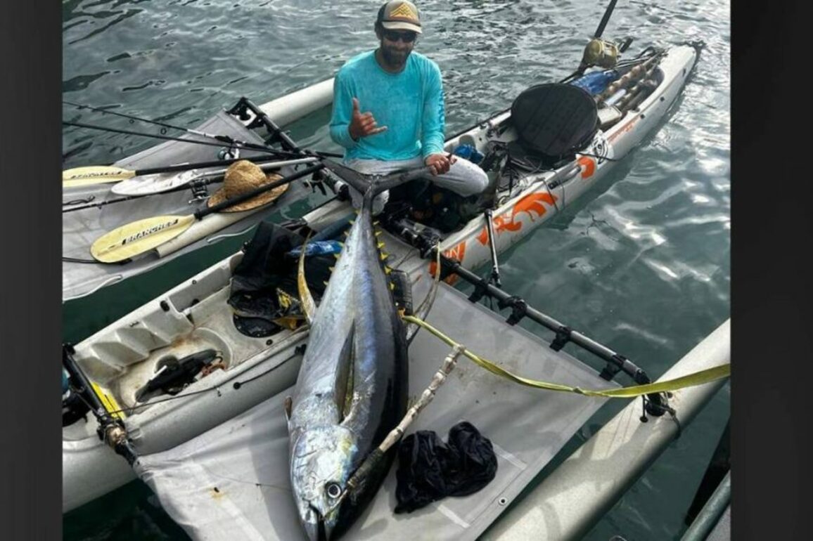 Search for second missing Kona fisherman continues after kayak found Sunday