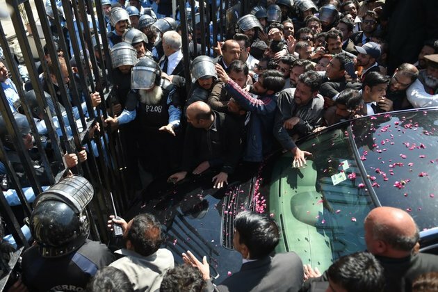 Pakistani Party Leaders Grilled In Anticorruption Probes