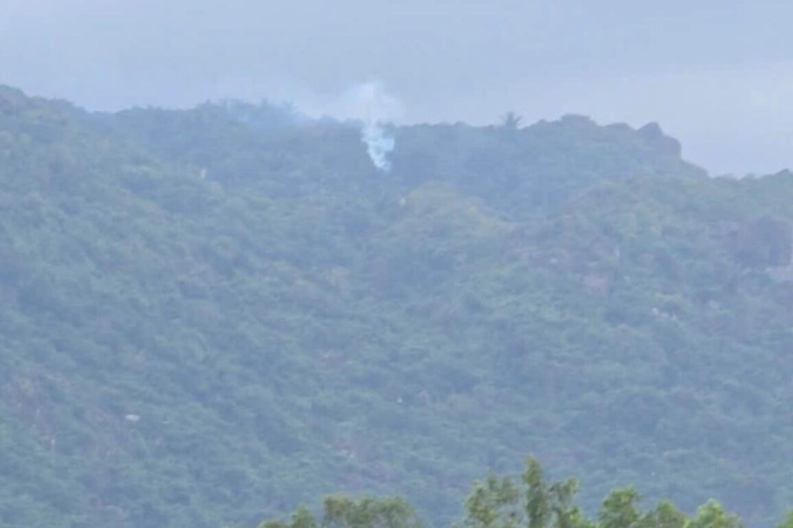Photo Flash | Military aircraft crashes in central Vietnam