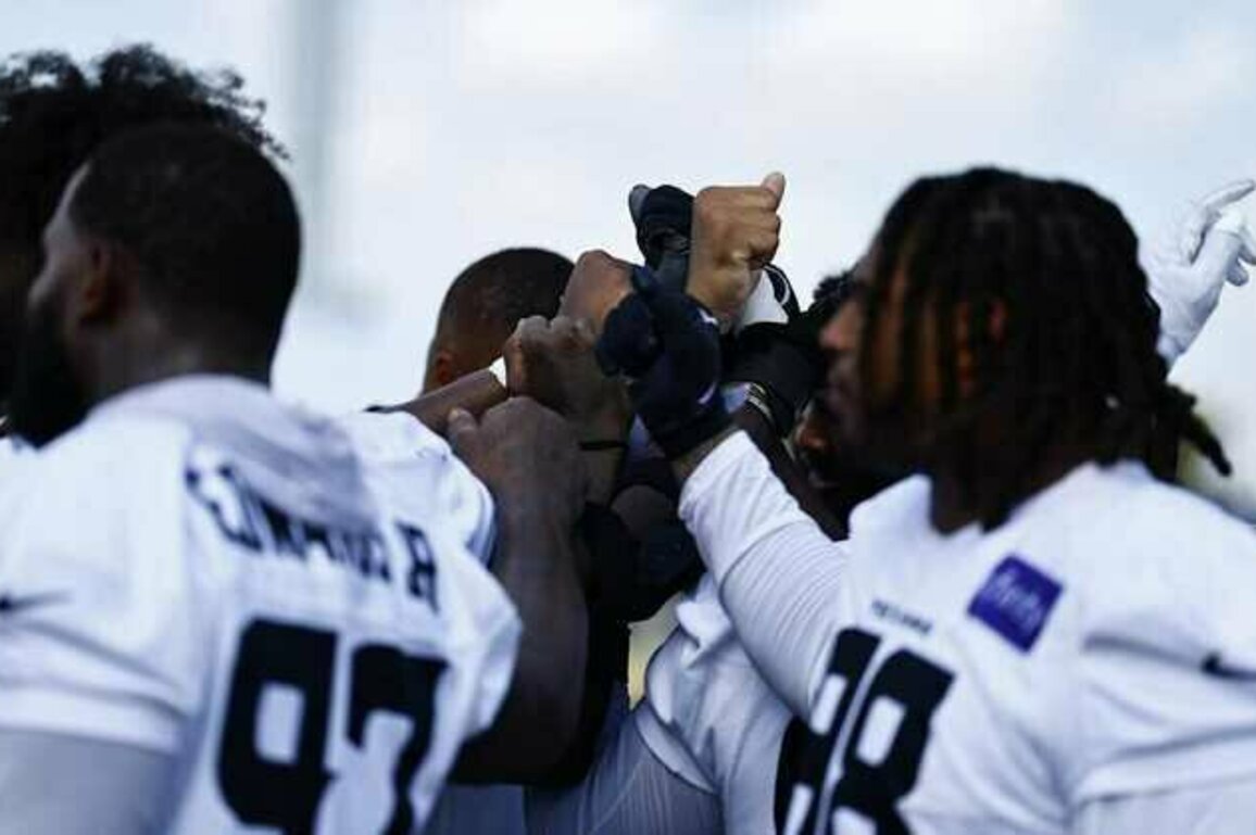 Harris Hits: Training Camp Day 9: No pads, all action