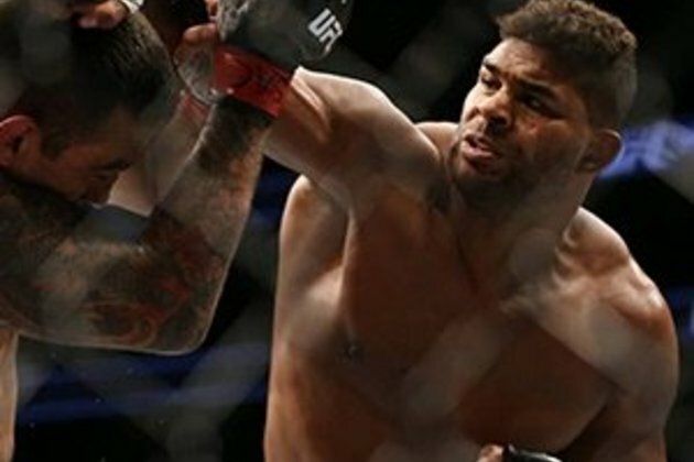 WARNING | UFC star&#039;s lip explodes in gruesome TKO