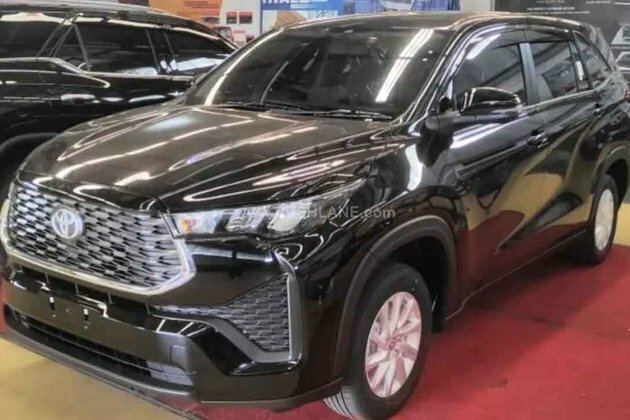 Toyota Innova Hycross Base Variant Detailed - First Look