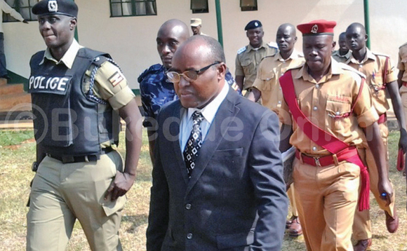Mumbere (mu ssuuti) ng’atuuka ku kkooti e Jinja gye buvuddeko. Mumbere (mu ssuuti) ng’atuuka ku kkooti e Jinja gye buvuddeko.