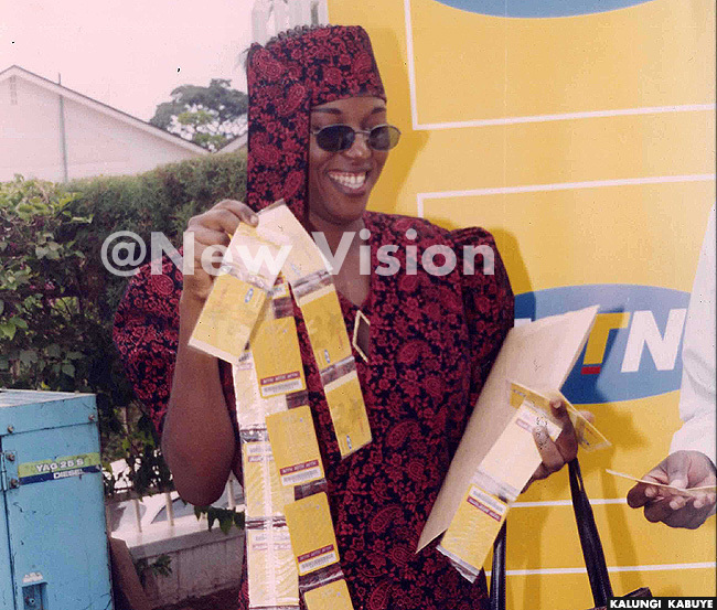  alon attendant liver akanwagi after winning airtime cards at an  promo  ebruary 2003