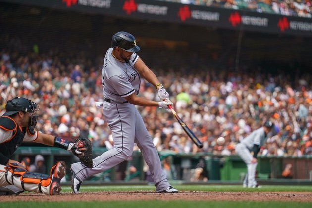 White Sox pound Giants to polish off road sweep