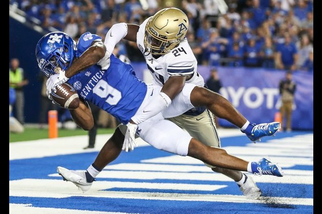 Devin Leary (3 TDs) leads Kentucky to blowout of Akron