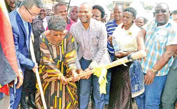Minisita Kamya (mu kitengi), Ssonko ne Kasiita (ku ddyo) ku mukolo gw’okutema evvuunike. Minisita Kamya (mu kitengi), Ssonko ne Kasiita (ku ddyo) ku mukolo gw’okutema evvuunike.