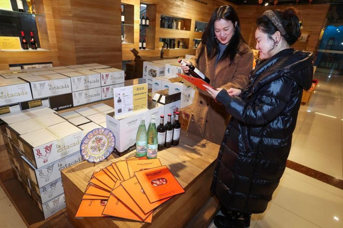 Economy&Life | China-Europe freight trains bring European goods for Spring Festival in Yiwu