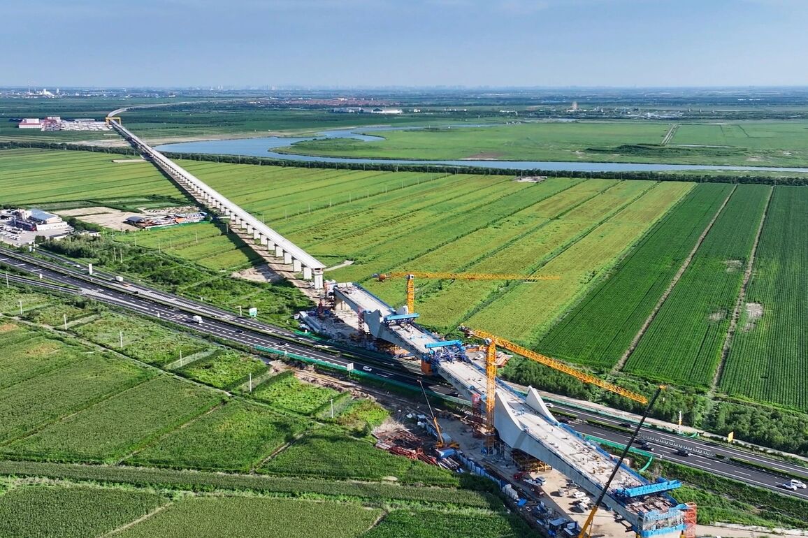 Tianjin-Weifang high-speed railway's largest span in E China's Shandong successfully closed