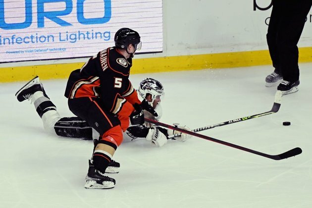 Ducks' Urho Vaakanainen exits preseason game on stretcher