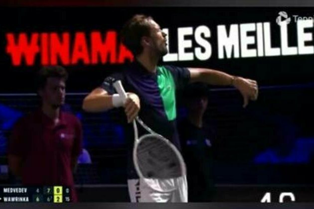 Medvedev clashes with fans in France (VIDEO)