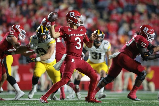 Iowa's defense smothers Rutgers, 27-10