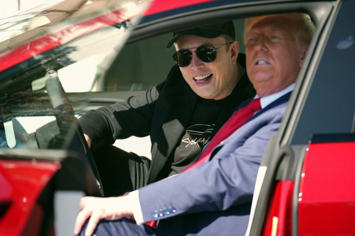 Elon Musk urges Tesla employees to hang on to their stock and warns vandals to stop being psycho