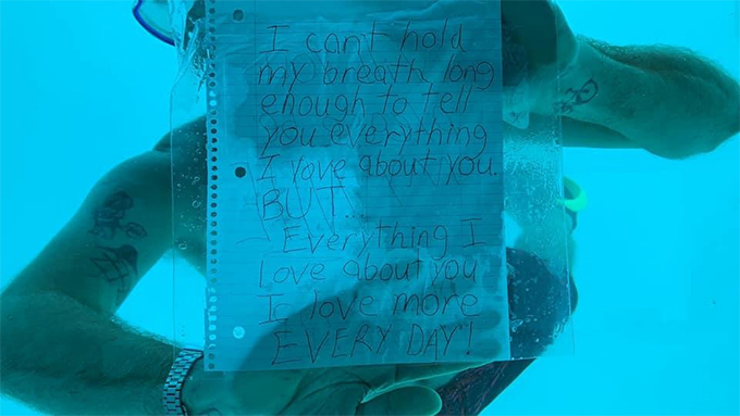 eber proposed on hursday by swimming underwater and holding a handwritten note against the bedroom windows ourtesy hoto