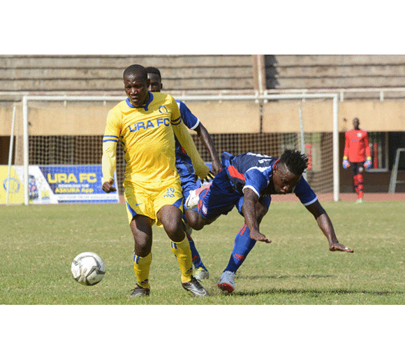 Ronald Kigongo (ku kkono) owa URA ng'ayavuza Sulaiman Majanjalo (ali wansi). Omupiira URA yaguwangulira ku ggoolo 1-0 e Namboole. Ronald Kigongo (ku kkono) owa URA ng'ayavuza Sulaiman Majanjalo (ali wansi). Omupiira URA yaguwangulira ku ggoolo 1-0 e Namboole.