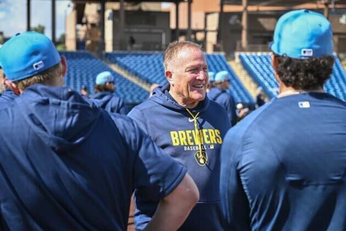 Reports: Brewers extend manager Pat Murphy through at least '28