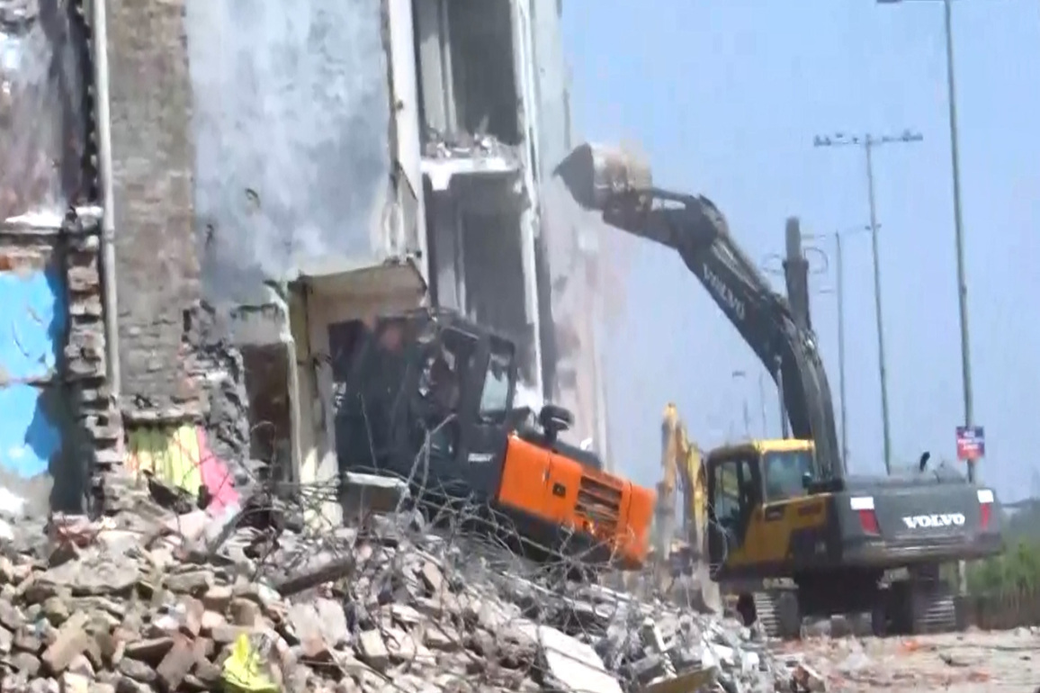 Delhi: Demolition drive underway in Shalimar Bagh to clear 150 illegal constructions