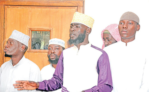Ssali (mu kakobe) ng’aliko by’ategeeza omulamuzi. Ssali (mu kakobe) ng’aliko by’ategeeza omulamuzi.