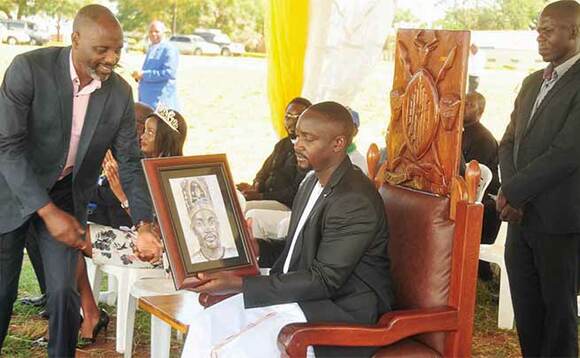 Katuukiro wa Busoga Dr. Joseph Muvawala (ku kkono) ng’akwasa Kyabazinga wa Busoga William Gabula Nadiope IV (wakati) ekirabo ky’ekifaananyi kye ekyamuweereddwa aba MOBA bwe yabadde ku mukolo gwabwe ku ssomero lya Mwiri ku Lwomukaaga. Katuukiro wa Busoga Dr. Joseph Muvawala (ku kkono) ng’akwasa Kyabazinga wa Busoga William Gabula Nadiope IV (wakati) ekirabo ky’ekifaananyi kye ekyamuweereddwa aba MOBA bwe yabadde ku mukolo gwabwe ku ssomero lya Mwiri ku Lwomukaaga.