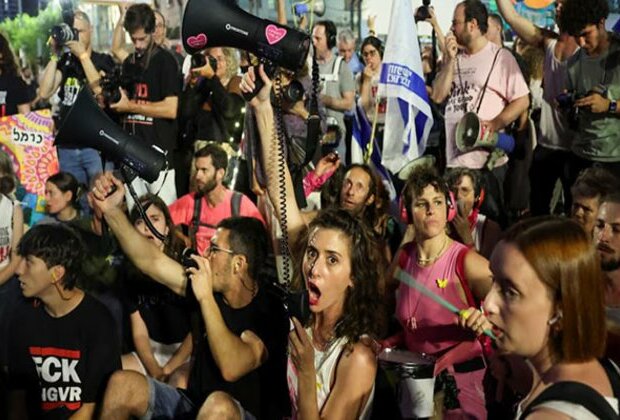 Tel Aviv streets flooded as 1,20,000 protesters demand hostage swap deal with Hamas, Netanyahu's ouster