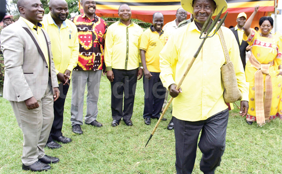 baatonedde Museveni effumu ery’emitwe esatu n’ekikapu (ky’ayambadde mu mukono ogwa kkono). baatonedde Museveni effumu ery’emitwe esatu n’ekikapu (ky’ayambadde mu mukono ogwa kkono).