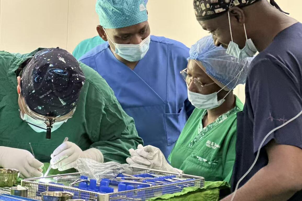 NIGER-NIAMEY-CHINESE DOCTORS-EARDRUM REPAIR SURGERY