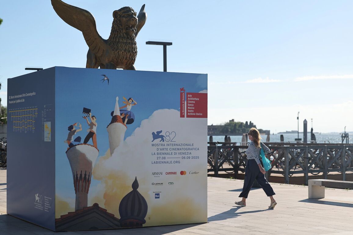 ITALY-VENICE-FILM FESTIVAL-FANS