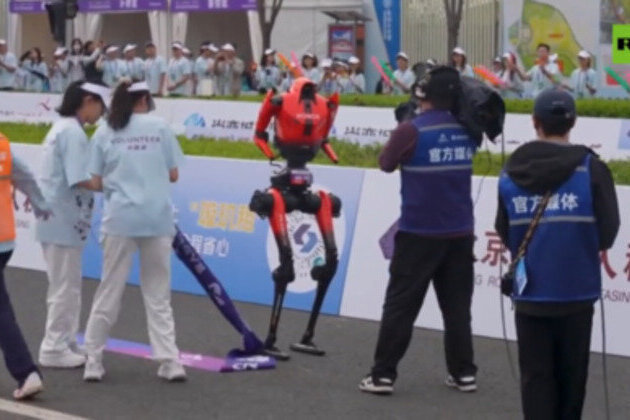 Chinese robot smashes human world half-marathon record (VIDEO)