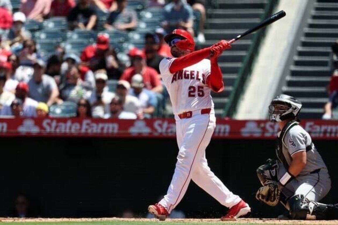 Angels rout White Sox for rare consecutive wins