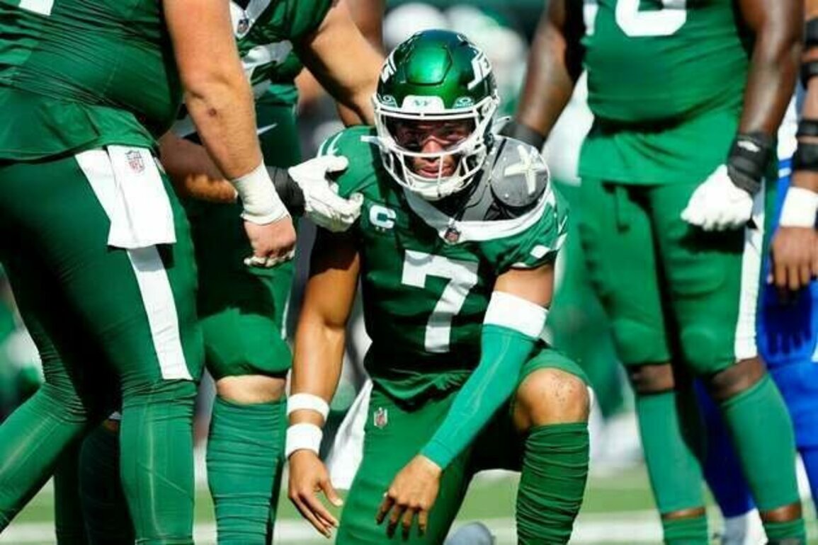 Jets coach on QB Justin Fields: 'If he's cleared, he's the starter'