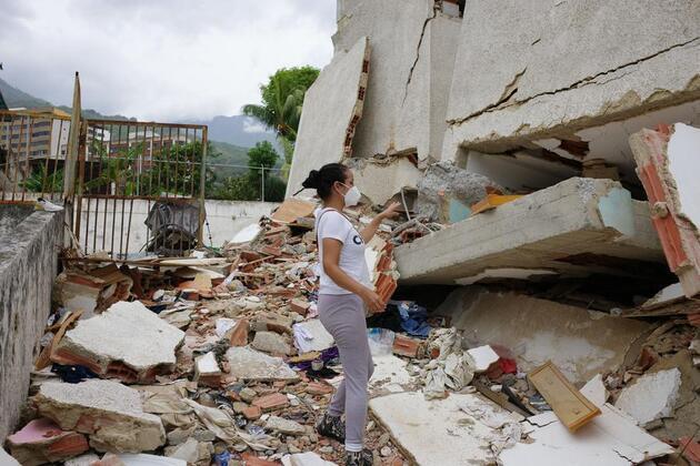 Feature: China's tents rise where buildings fell in Venezuela quake zone