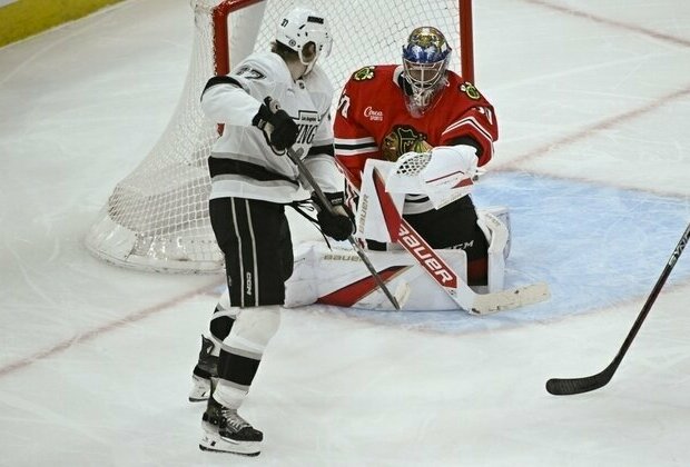 Spencer Knight stops 41 shots in Blackhawks' debut to beat Kings