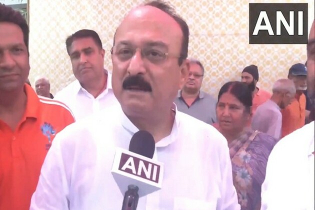 Delhi Minister Ashish Sood distributes Rs 10 lakh Ayushman Bharat Cards to senior citizens