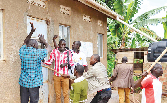 Abazadde nga balumbye akazigo Masaaba kw’abadde asula okumpi n’essomero lya St. Charles Lwanga Kakiri mu Wakiso. Abazadde nga balumbye akazigo Masaaba kw’abadde asula okumpi n’essomero lya St. Charles Lwanga Kakiri mu Wakiso.