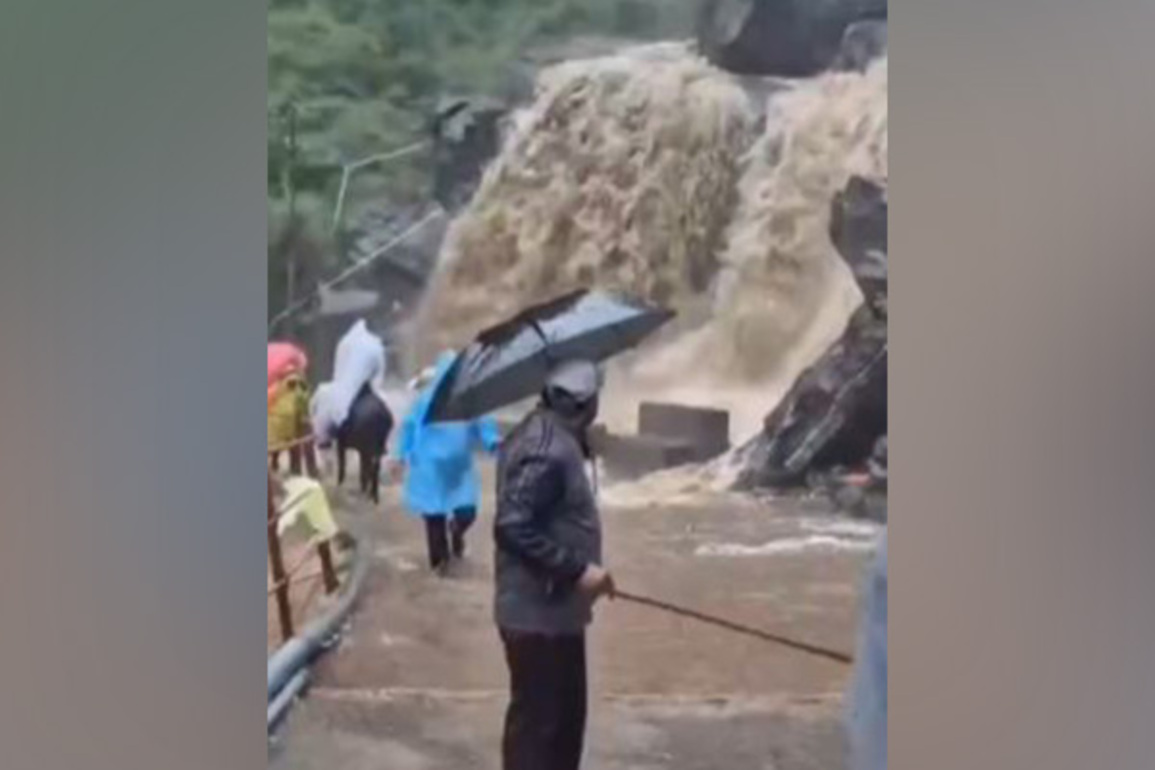 Pillgrimage to Kedarnath Dham halted due to falling stones, debris