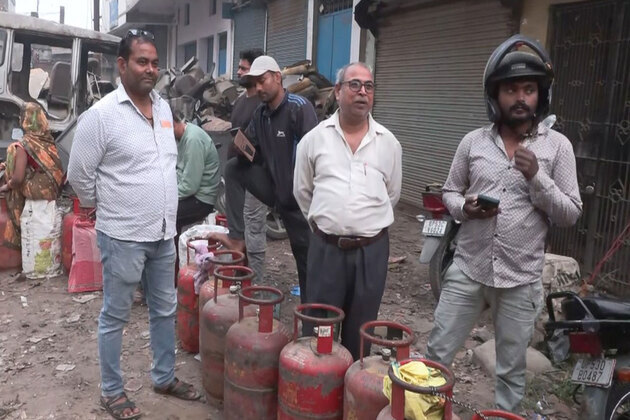 Uttar Pradesh: Consumers line up outside gas agencies amid domestic gas shortage fears