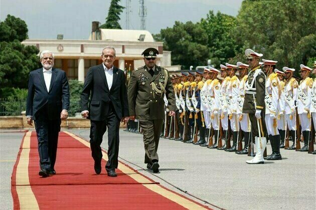 Iranian President Goes to Oman to Promote Cooperation