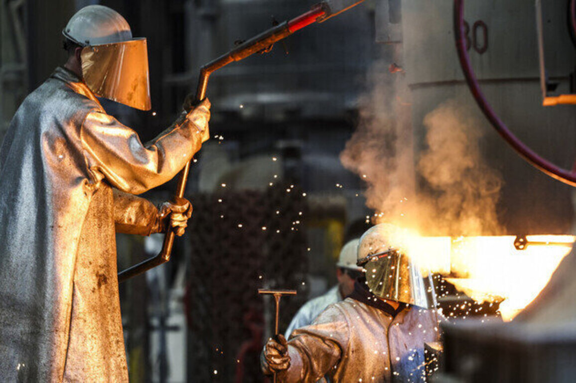 Eurozone manufacturing slumps  S&P