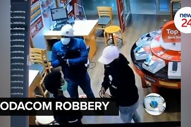 Four armed suspects rob Vodacom store in Western Cape mall