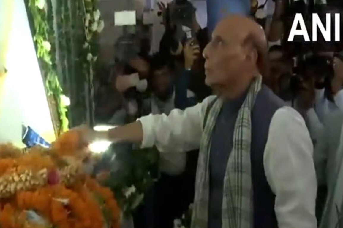 Union Minister Rajnath Singh pays tribute to former Jharkhand CM Shibu Soren at his residence in Ramgarh