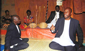 Omutaka Nnamuguzi omukulu w'Ekika ky'Empologoma (ku kkono) ne Katikkiro w'ekika, Kisekka Ddungu ng'ayogera ku mbuga emu gye baalambudde Omutaka Nnamuguzi omukulu w'Ekika ky'Empologoma (ku kkono) ne Katikkiro w'ekika, Kisekka Ddungu ng'ayogera ku mbuga emu gye baalambudde