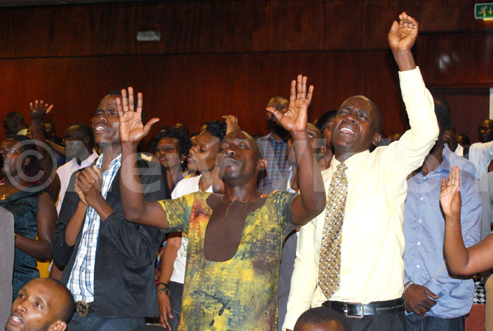  hristians praising od during r ill instons conference at erena otel ampala 