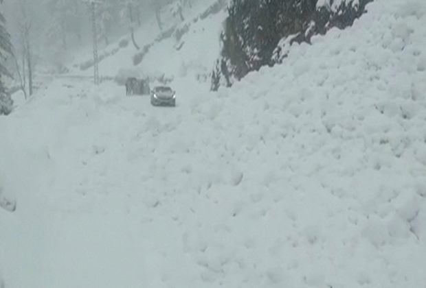 Locals stranded in PoGB as snowfall disrupts road access