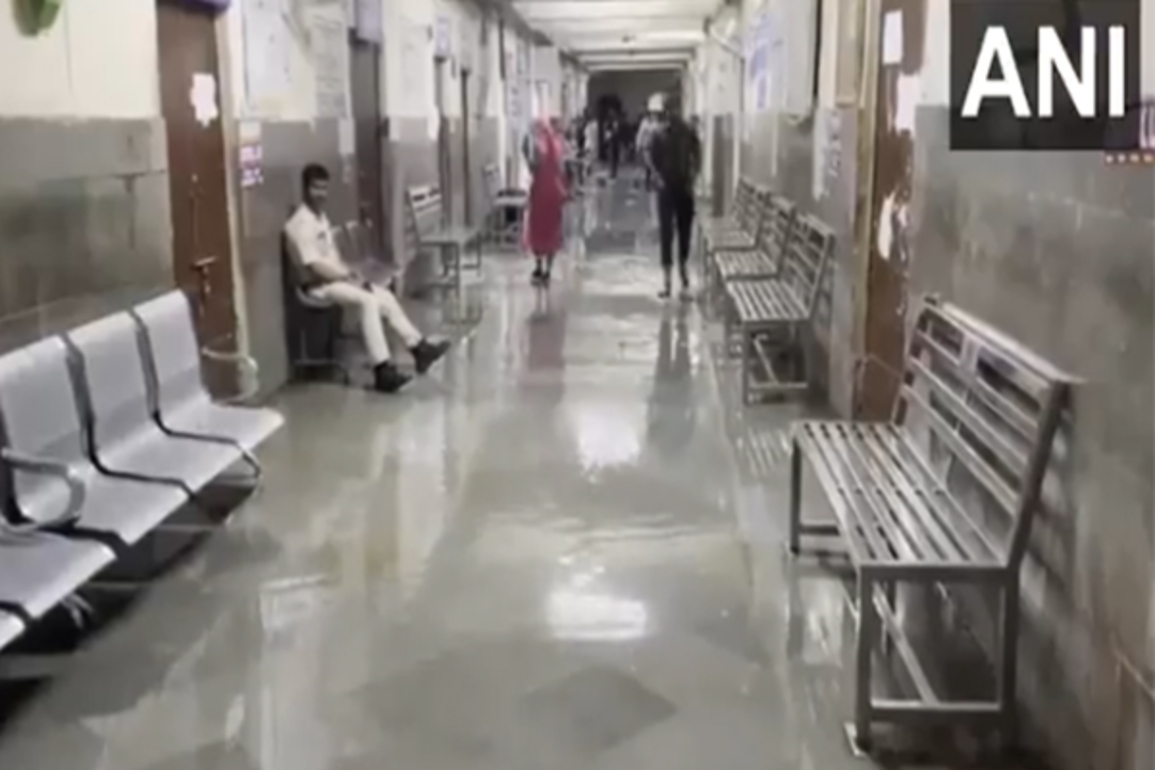 Rain water enters in Ajmer's Jawaharlal Nehru Hospital